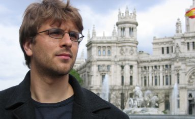 Mikkel Larsen foran Palacio de Correos og Cibeles-springvandet i Madrid